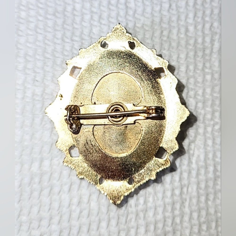VINTAGE SHELL CAMEO PIN BROOCH - GOLDTONE ART DECO STYLE FRAME - Picture 3 of 5